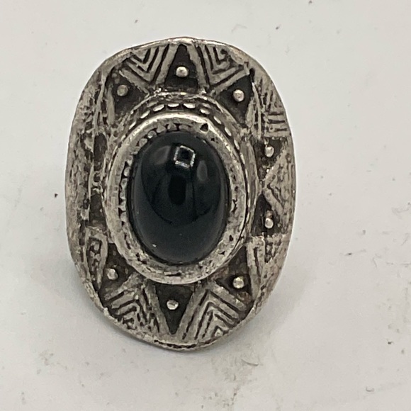 “VINTAGE SILVER RING” Large Oval Shape with Central Black GemStone. - Picture 3 of 13